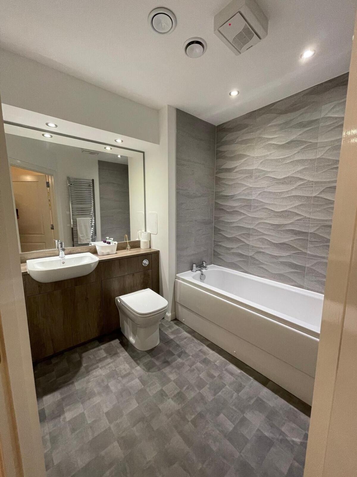 2 Bedroom Luxury Flat In Quiet Village Of Bishopton * Bishopton (Renfrewshire)